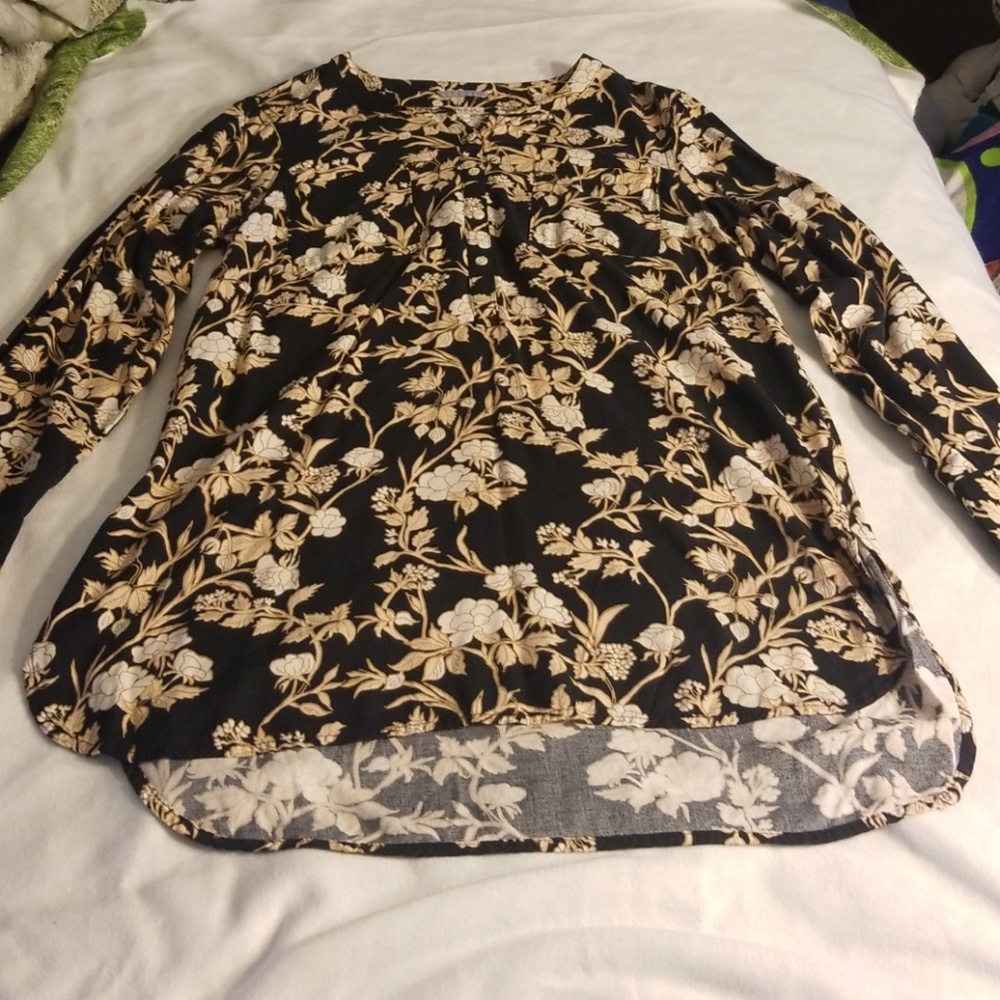 Long top, perfect for leggings and boots.